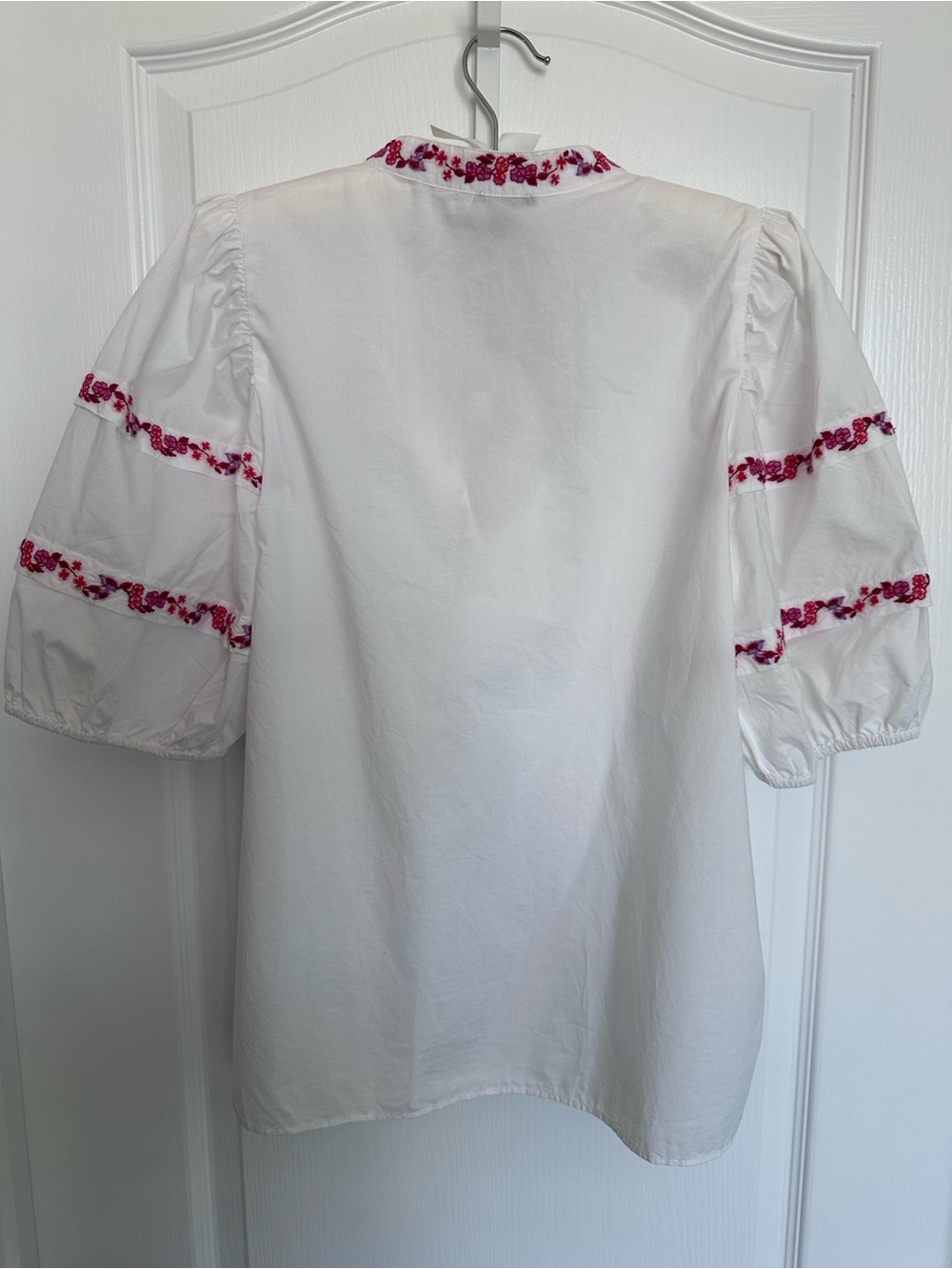 Ann Taylor White V-Neck Puff Sleeve Blouse with Pink Embroidery - Picture 2 of 4